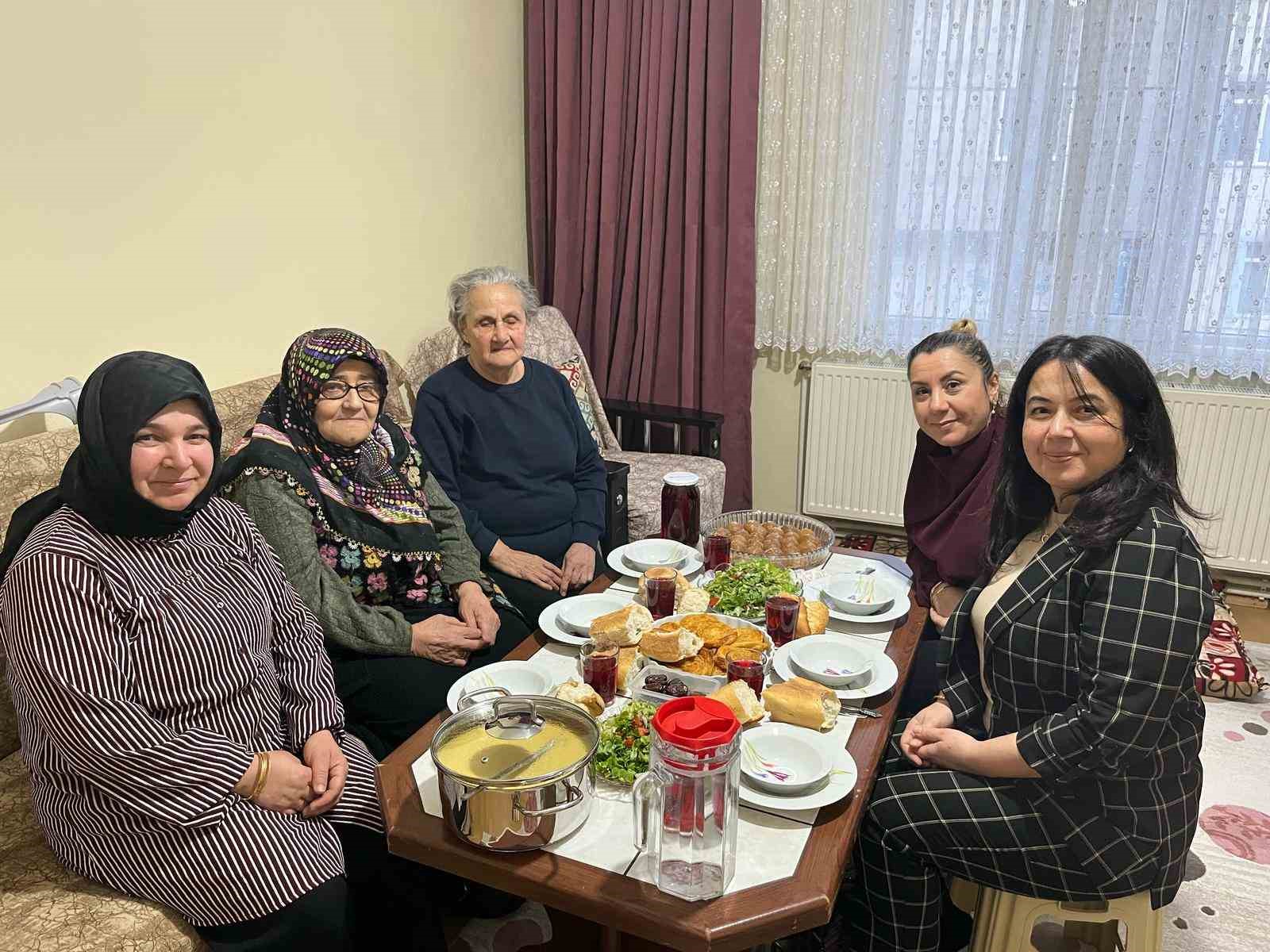 Hazırlanan yemekler ihtiyaç sahibi ailelerin iftar sofralarına ulaştırılıyor