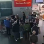 Güvenlik görevlileri ile vatandaşlar arasındaki gerginlik kamerada