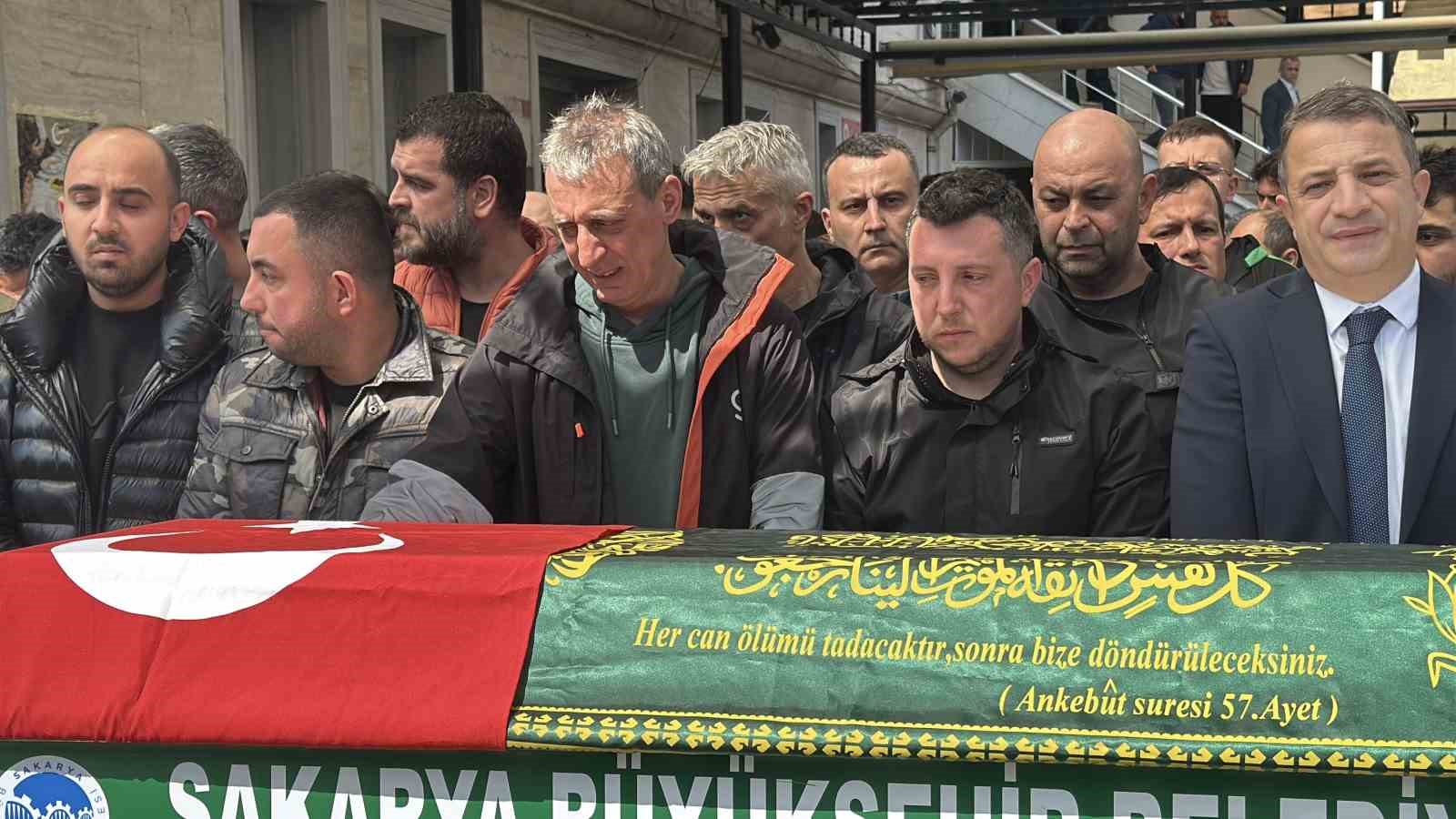 En acı bayram: Oğluna son görevini yapan baba yürekleri sızlattı