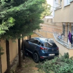 Geri manevra yapan otomobil bahçeye düştü: 1 yaralı