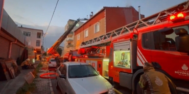 Küçükçekmece’de iftar vaktinde korkutan çatı yangını
