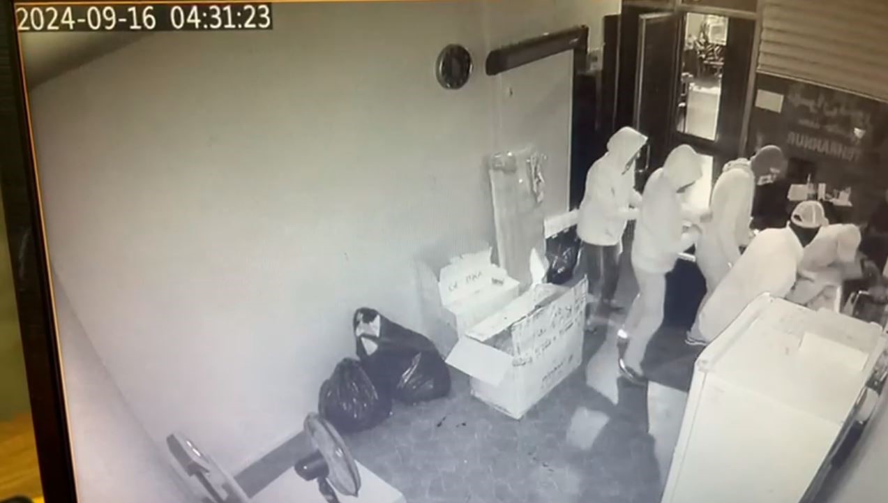 Fatih’te dükkandaki para dolu kasayı böyle çaldılar