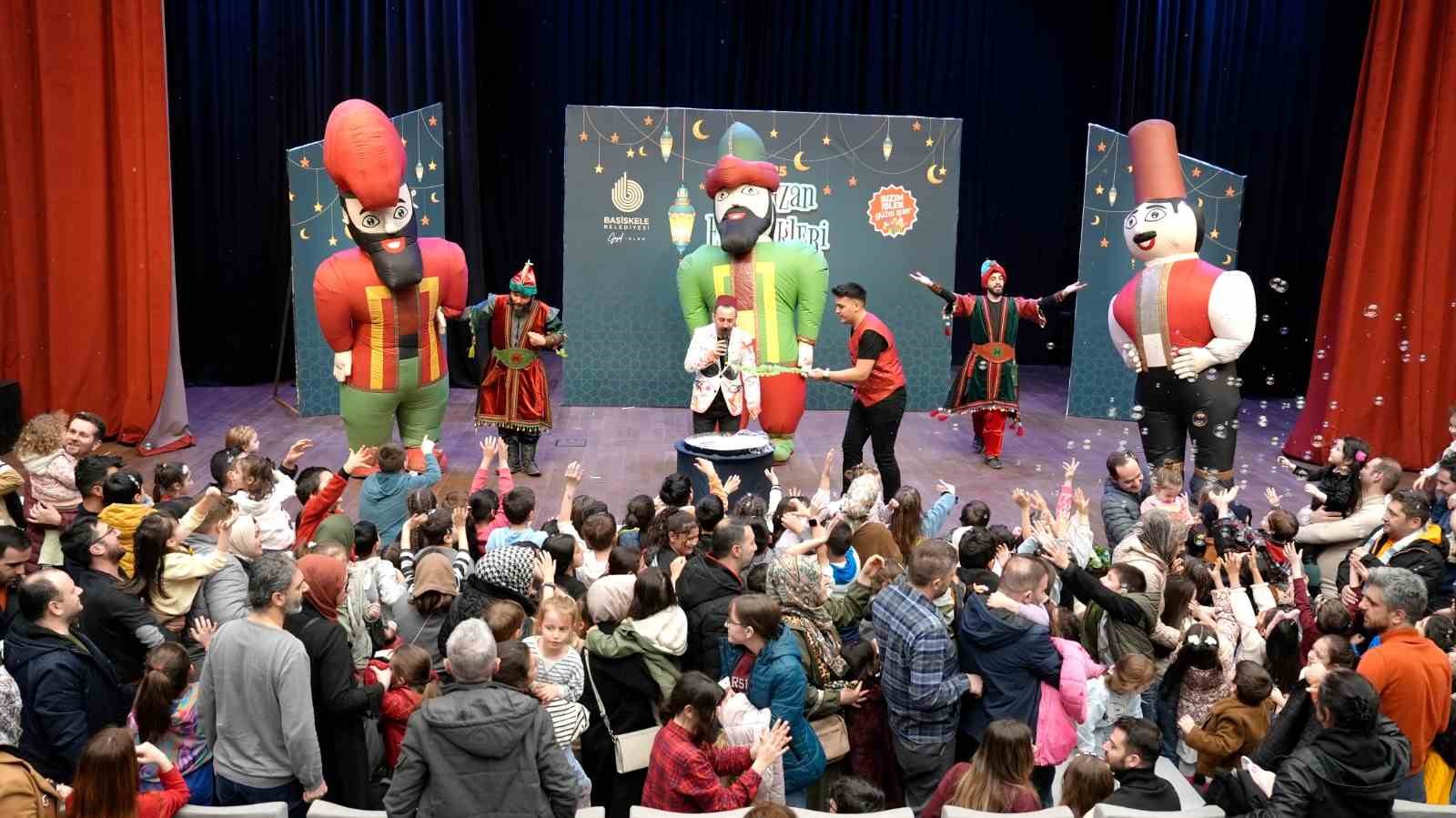 Çocuklar Hacivat ve Karagöz ile kahkahaya boğuldu