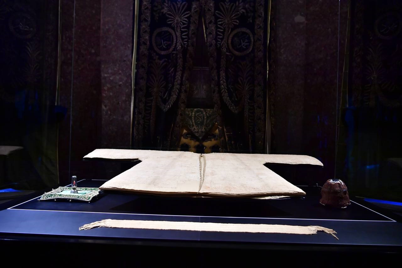 Kutsal emanetlerden Hırka-i Şerif ziyarete açıldı