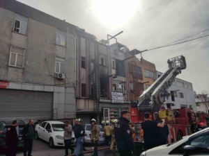 Bayrampaşa’da yangında can pazarı: 2 kadın işçi çatıda mahsur kaldı