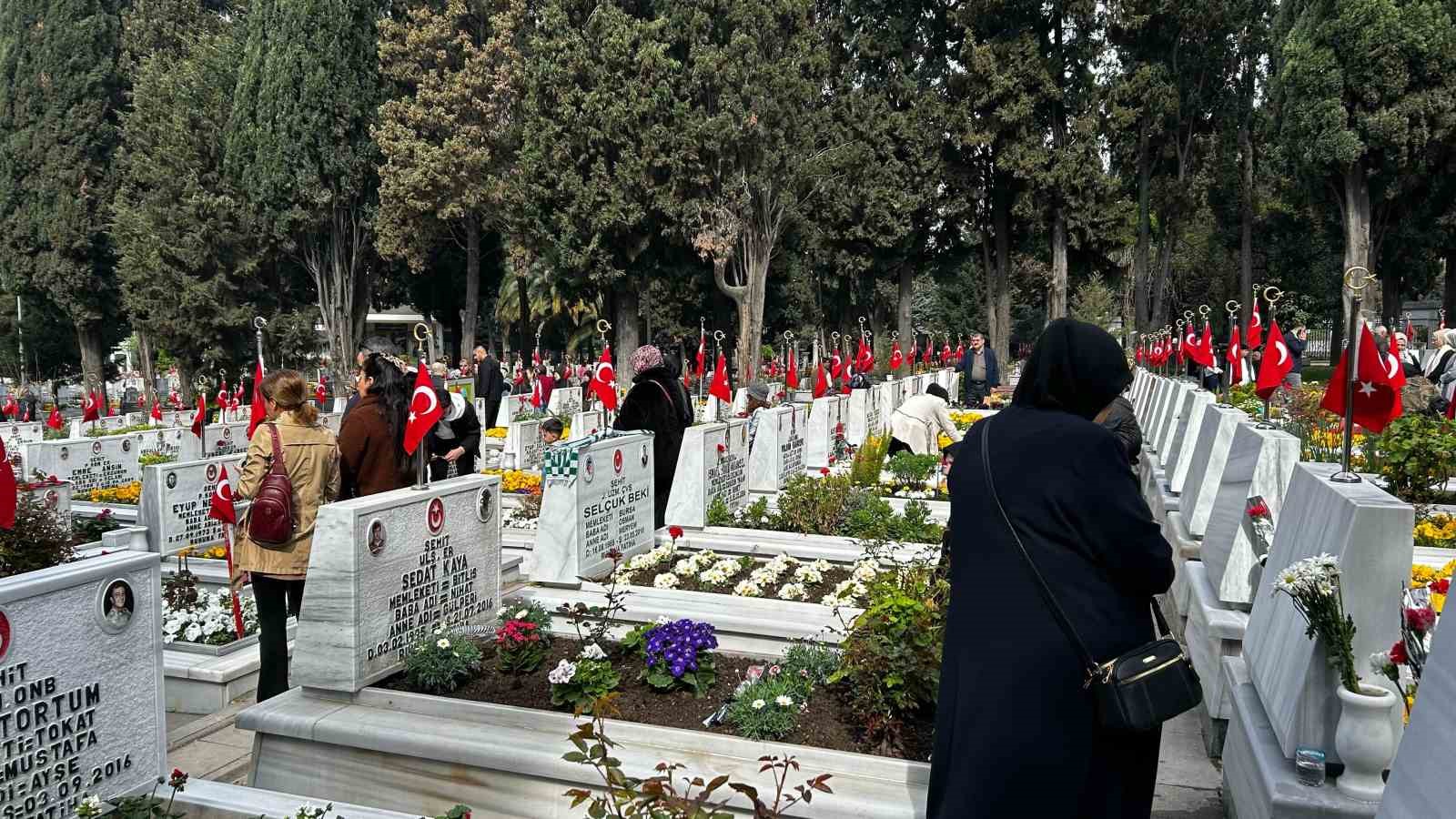 Edirnekapı Şehitliği’nde buruk bayram