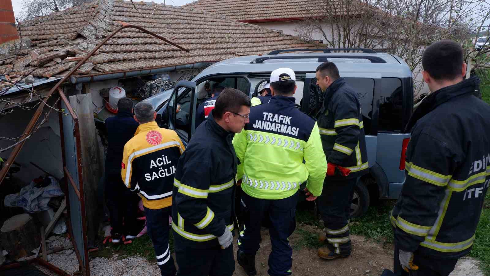 Otomobilin daldığı ev savaş alanına döndü