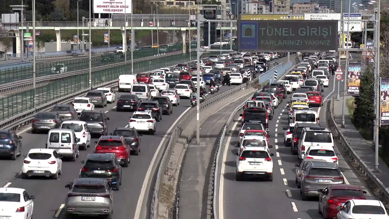 Bayramın ikinci gününde İstanbul’da trafik yoğunluğu yaşanıyor