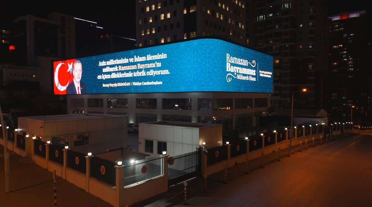 Cumhurbaşkanı Erdoğan’ın bayram mesajı İletişim Başkanlığı binasına yansıtıldı