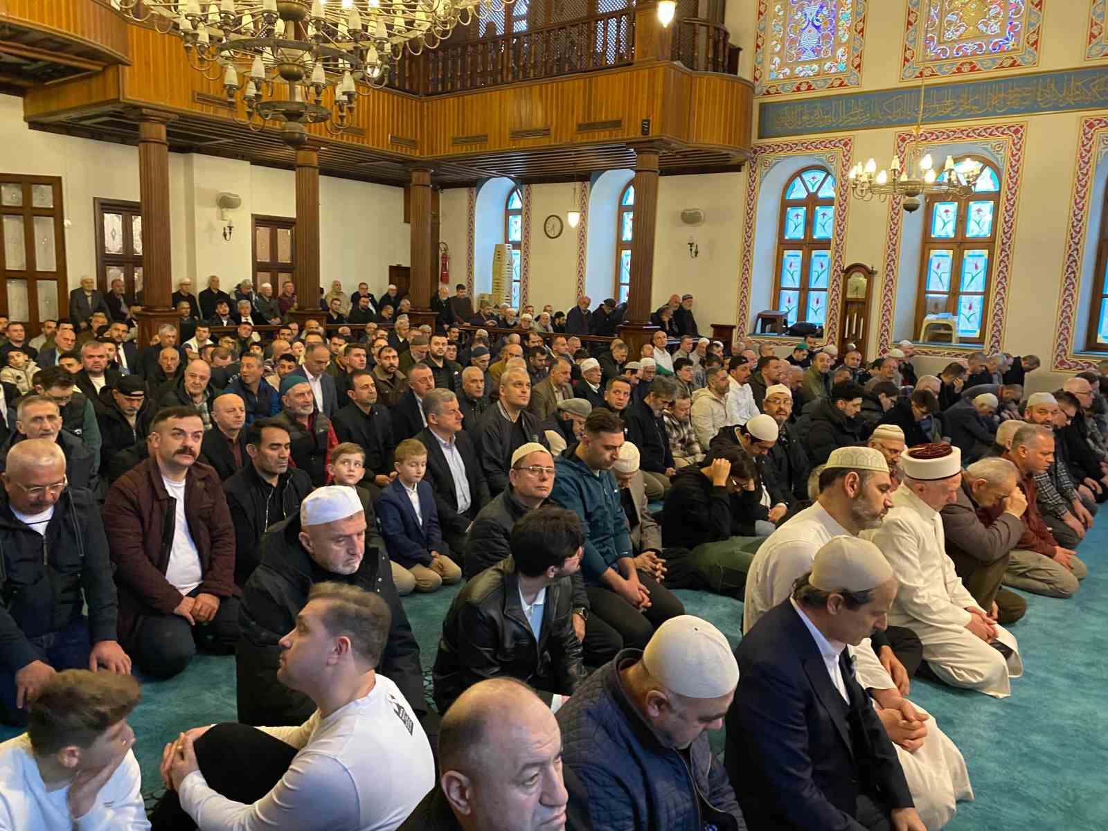 Kocaeli’de vatandaşlar bayram namazı için camiye akın etti