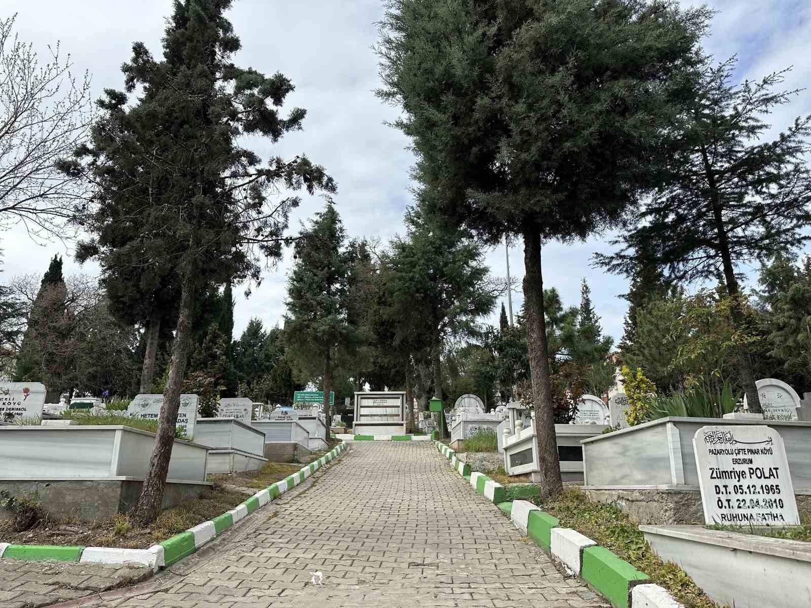 Çayırova’da mezarlıklar bayrama hazır