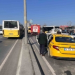 Geri geri kayan İETT otobüsü dolmuşa ve ticari taksiye çarptı