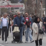 Büyükçekmece’de hava sıcaklığının artmasını fırsat bilenler sahile akın etti