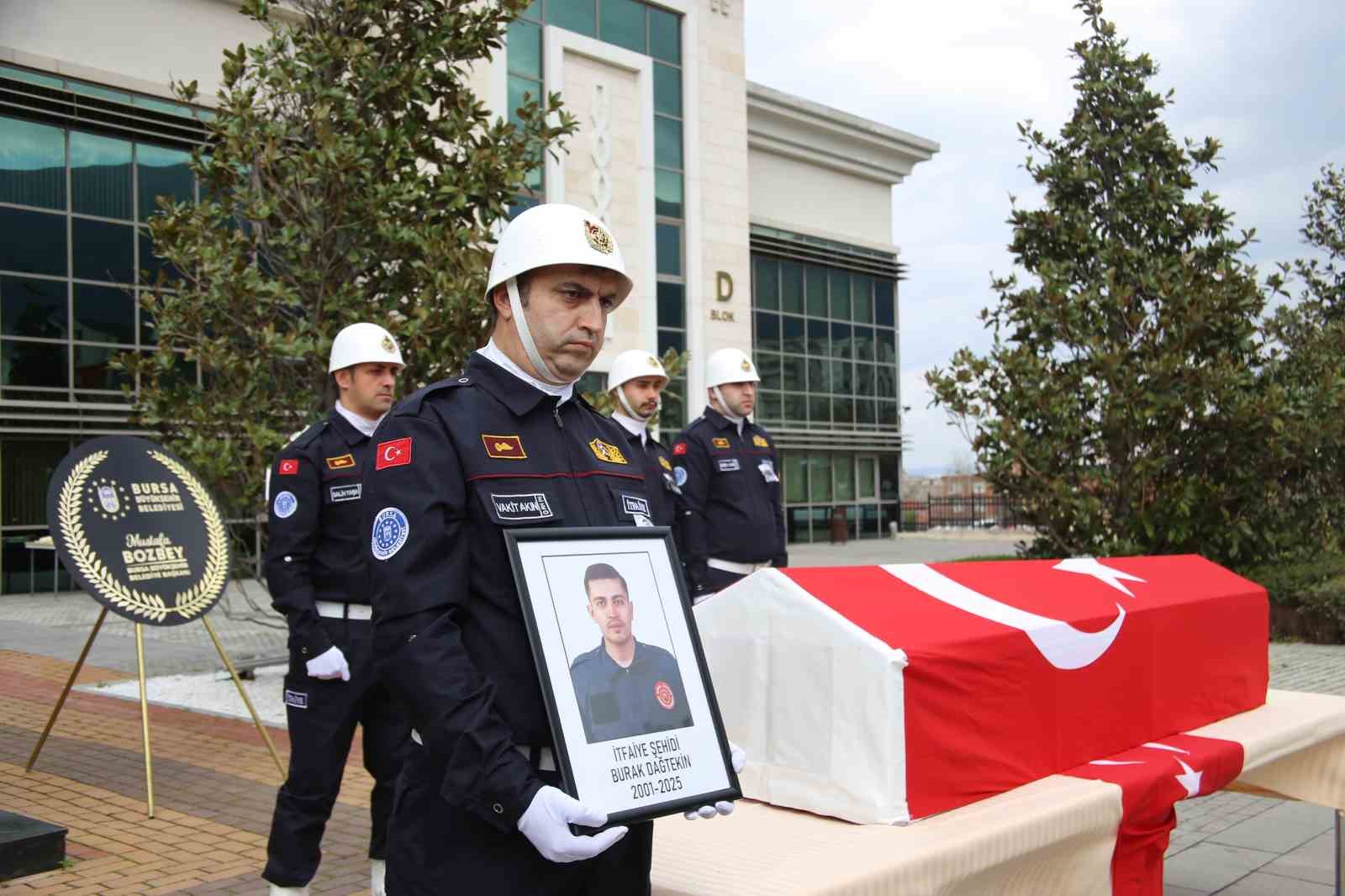 Yangından dönerken kaza sonrası hayatını kaybeden genç itfaiyeci için tören düzenlendi