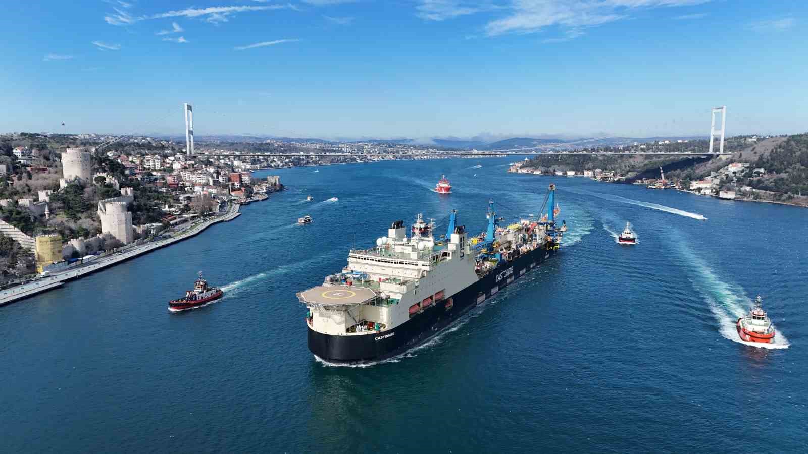 Dev Boru döşeme gemisi ‘Castorone’ İstanbul Boğazı’ndan geçti