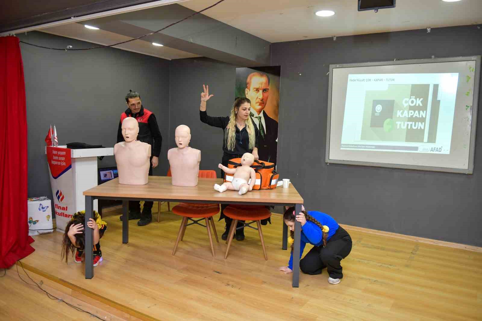 Okullarda deprem bilinci ve temel ilk yardım eğitimleri hız kesmeden devam ediyor