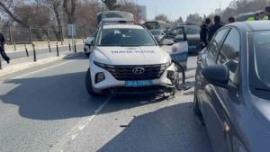 Küçükçekmece’de dur ihbarına uymayan sürücü polis aracına çarptı