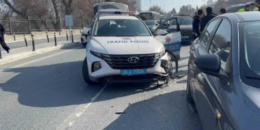 Küçükçekmece’de dur ihbarına uymayan sürücü polis aracına çarptı