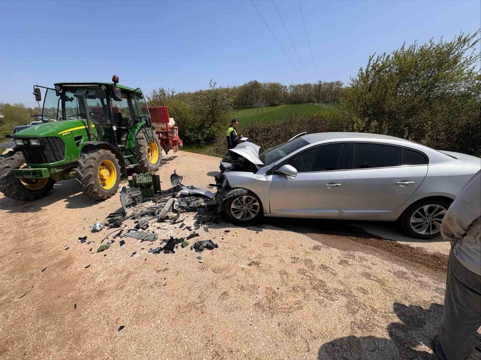 Bilecik’te otomobil ile traktörün çarpıştı, 1 kişi yaralandı