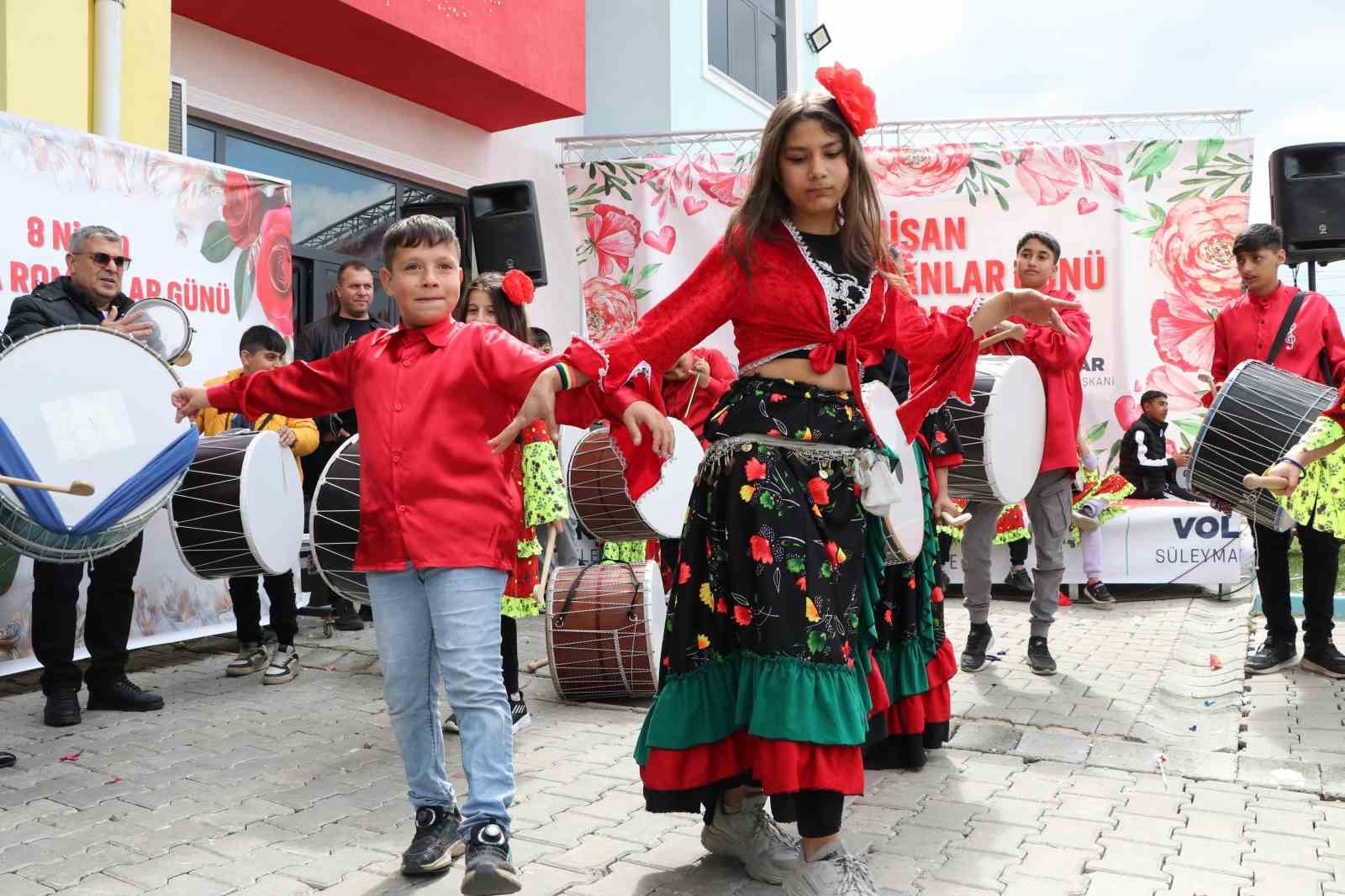 Romanlar Günü renkli görüntülerle kutlandı: Taburelere çıkıp oynadılar