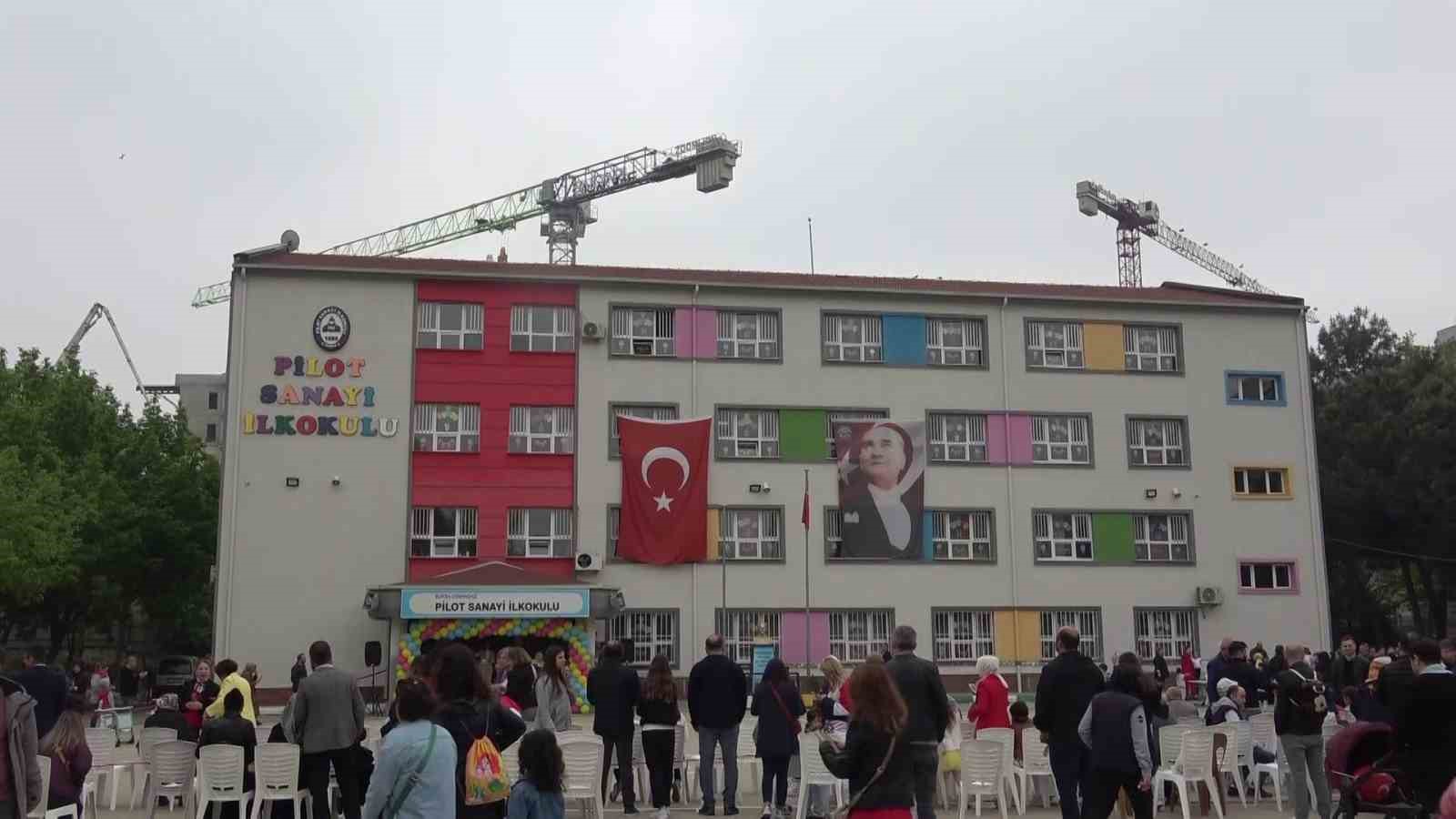 Toz, toprak ve vinçlerin arasında 2 yıldır zorlukla devam eden eğitim..