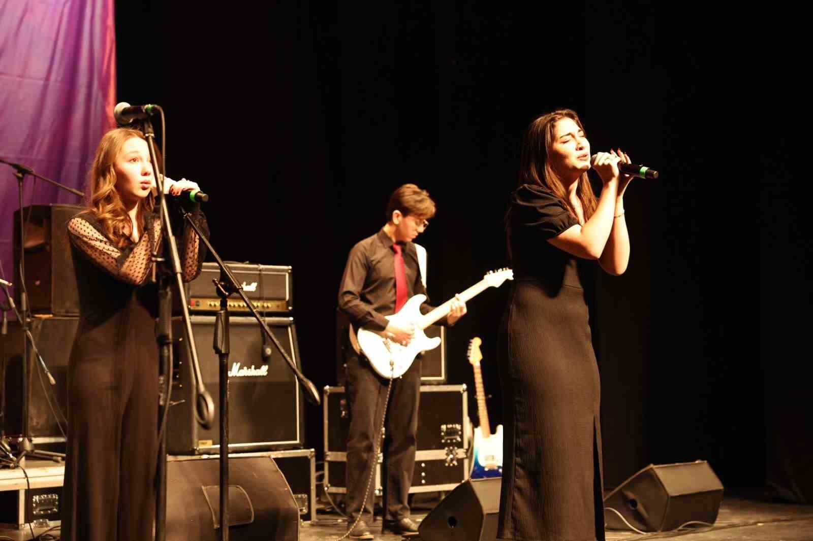 Liseli gençler müzik yeteneklerini sergiledi