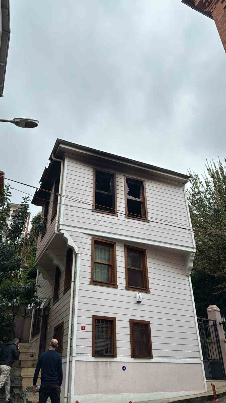Sarıyer’de ahşap binada korkutan yangın: Muhtar yangını canlı yayınla duyurdu