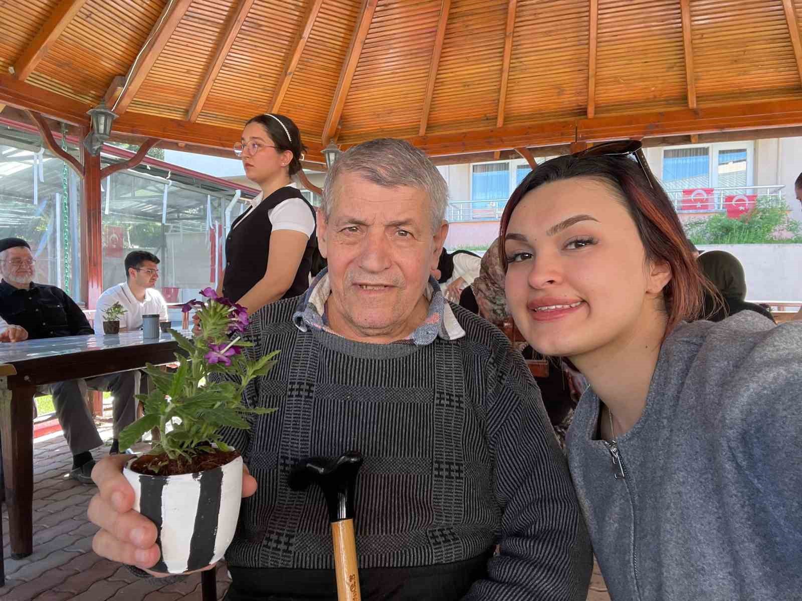 Hemşirelik öğrencileri huzurevi ziyaretlerinde renkli hatıralar bıraktı