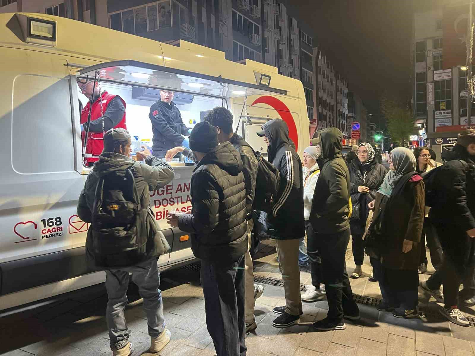 Türk Kızılay, İstanbul depremi sonrası beslenme desteğini sürdürüyor
