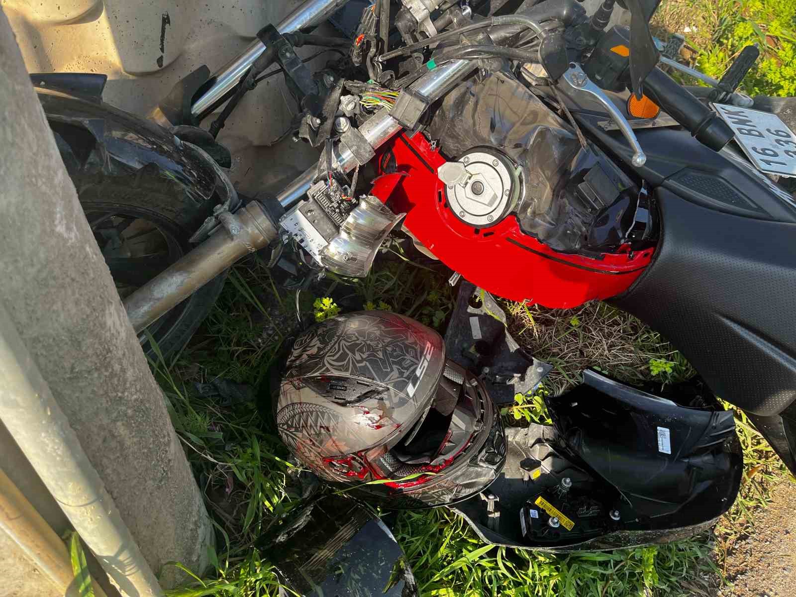Motosikletin kontrolden çıkması ile birlikte genç sürücü duvara ve direğe çarptı