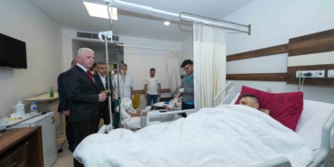 İstanbul Valisi Davut Gül depremde yaralanan vatandaşları hastanede ziyaret etti