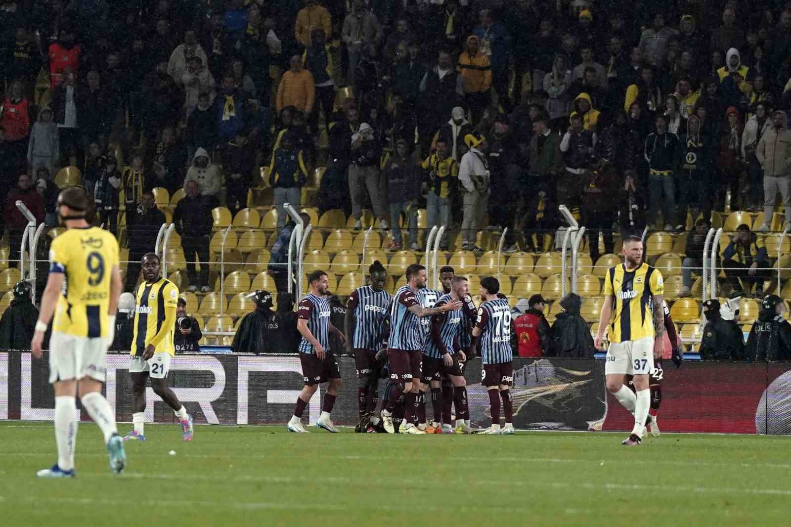 Trendyol Süper Lig: Fenerbahçe: 0 - Trabzonspor: 1 (İlk yarı)