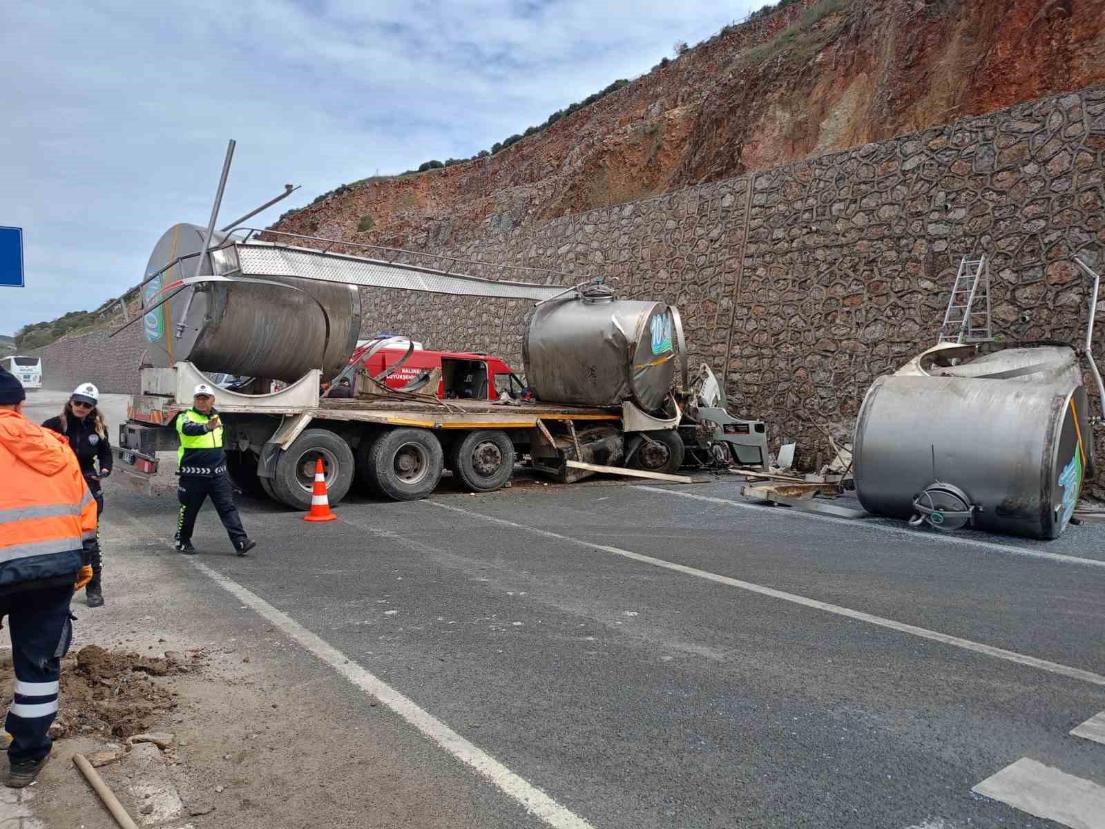 Balıkesir’de süt tankeri drenaj duvarına çarptı; 1 ölü