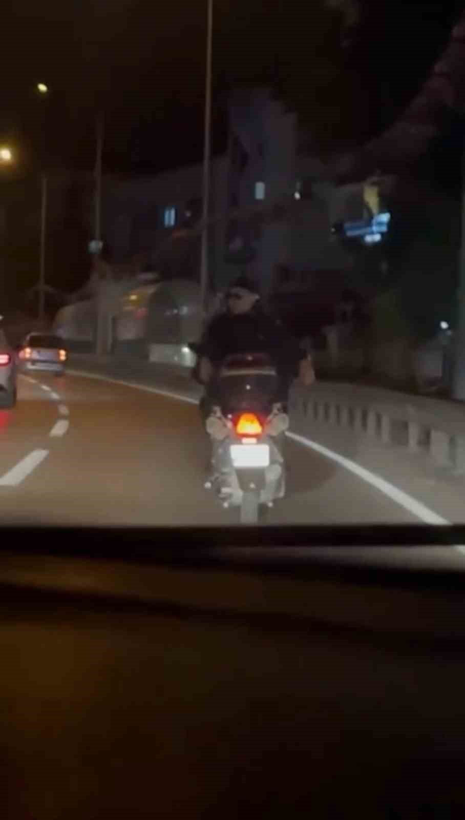 Motosiklete ters bindi, tehlikeli anlar kamerada