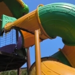 Çocuk parkındaki kaydırağı yakarak tahrip ettiler