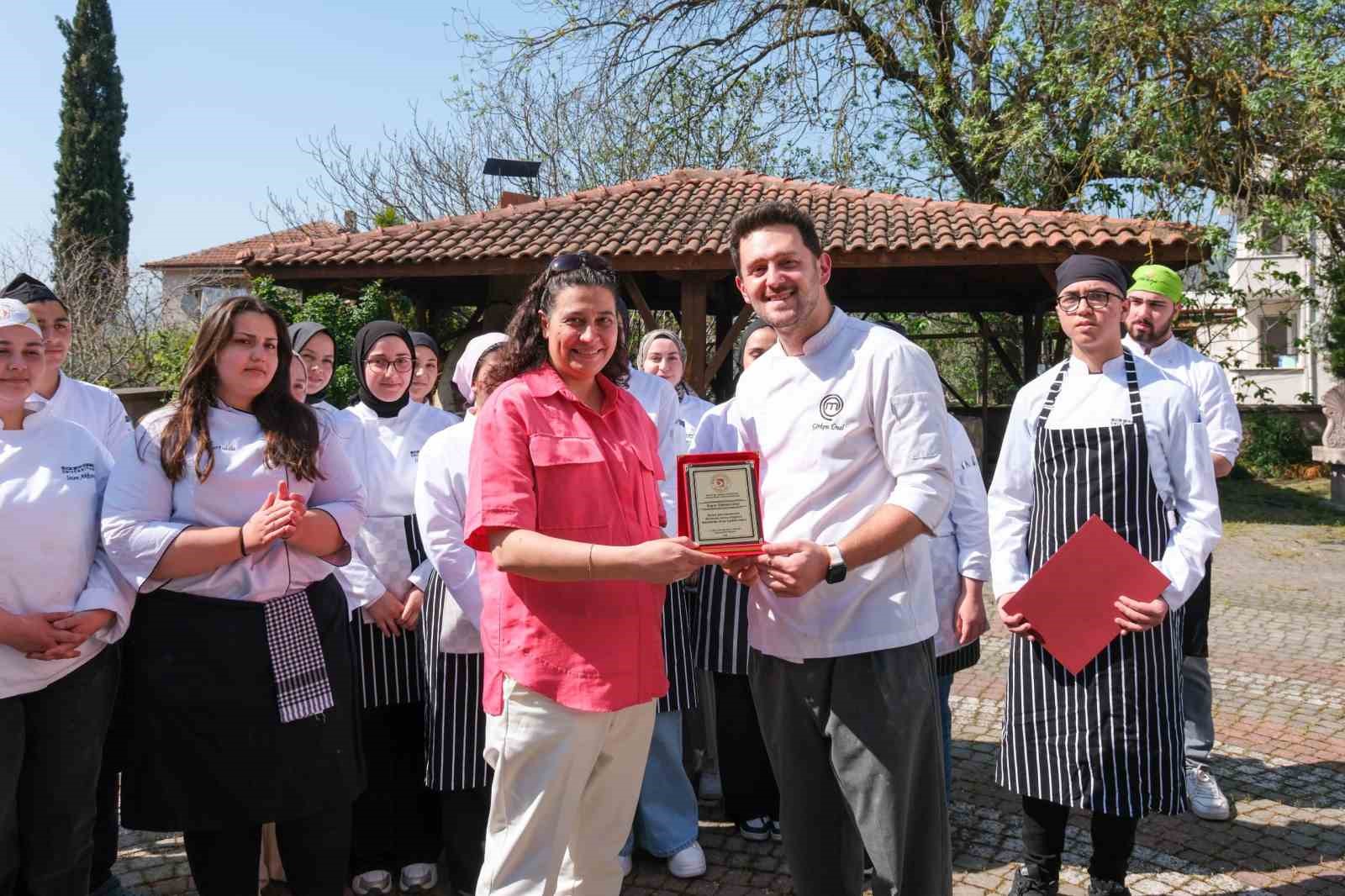 MasterChef yarışmacısı Görkem Ünal, Osmaneli’de öğrencilerle bir araya geldi