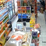 Markette deprem anı kamerada: Ürünler yere düştü