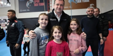 Silivri Belediye Başkanı Balcıoğlu, deprem sonrası Alibey Kapalı Spor Salonu’nu ziyaret etti