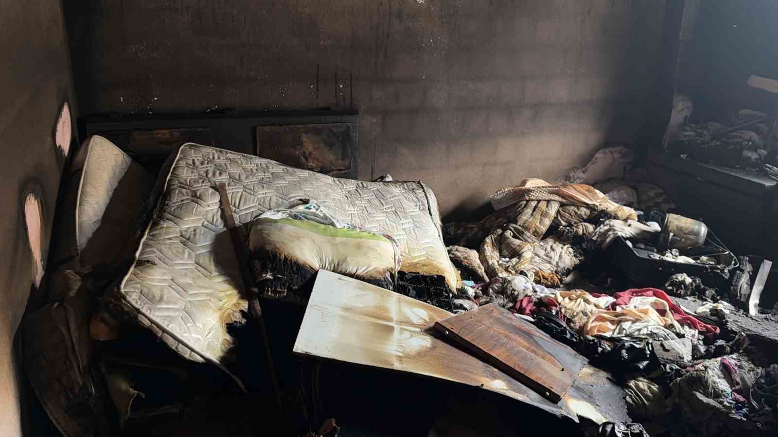 Madde bağımlısı genç annesini öldürmek istedi başaramayınca evi ateşe verdi