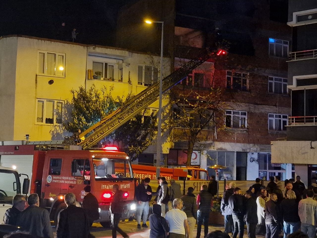 Boş dairede çıkan yangın mahalleliyi sokağa döktü