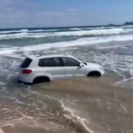 Şile sahilinde otomobil denize sürüklendi