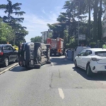 Beşiktaş’ta park halindeki araca çarpan otomobil yan yattı: 1 yaralı