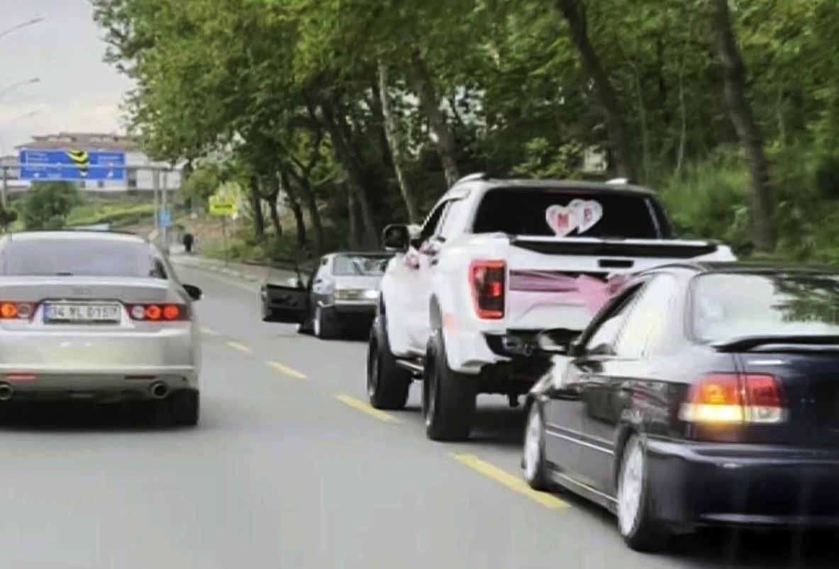 Düğün konvoyunda akıl almaz görüntü