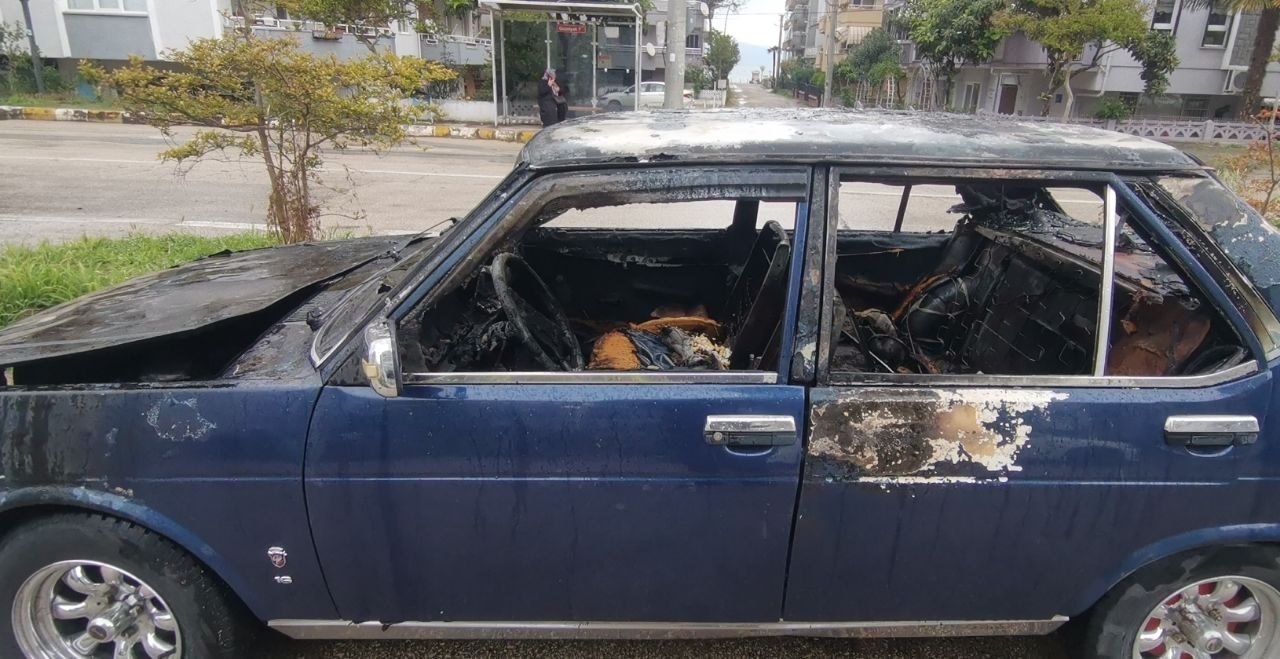 Bursa’da seyir halindeki otomobil alev aldı