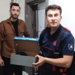 İtfaiye erleri kurtardıkları karga yavrularını elleriyle besledi