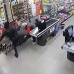 Bayrampaşa’da BİM markette bir kişi, kasiyeri böyle darp etti
