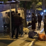 Fatih’te kontrolden çıkan ticari araç yan yattı