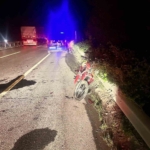 Kontrolden çıkan motosiklet refüje çarparken, sürücüsü ağır yaralandı