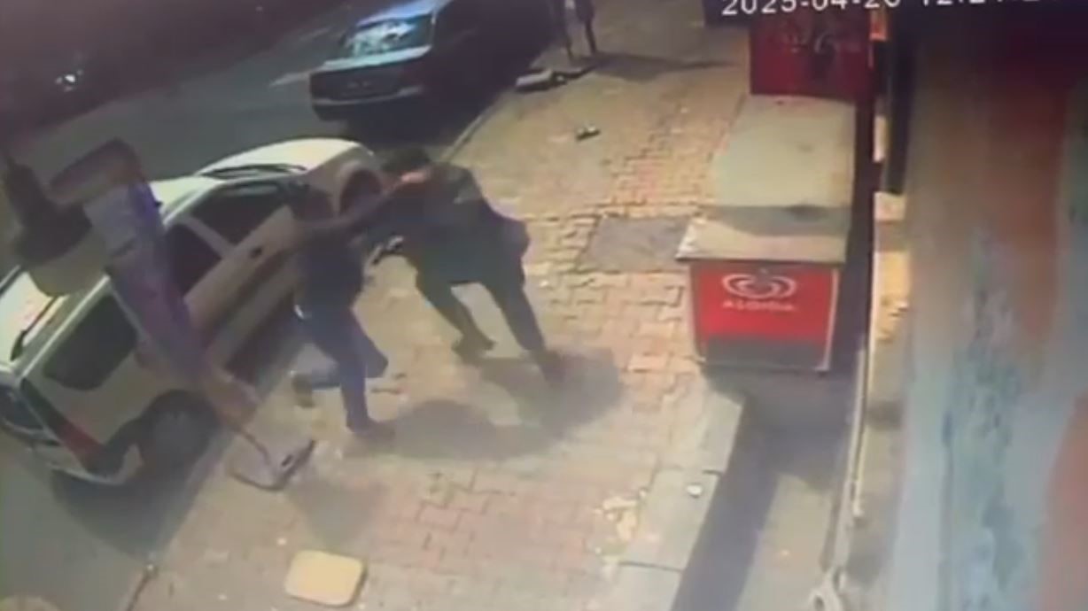 İstanbul’da silahlı kavga kamerada: Yoldan geçen genç hayatını kaybetti, 2 şüpheli tutuklandı