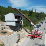 Kaçak villayı vinçle taşıdı